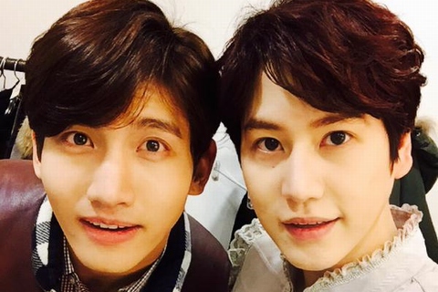 SUPER JUNIORのキュヒョンが東方神起チャンミンとのツーショット写真を公開した。写真：キュヒョンのツイッターより