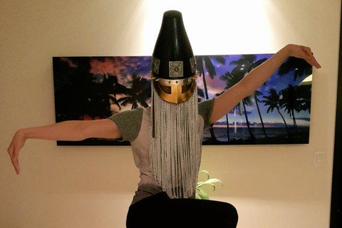 JYJのジュンスが鶴足拳法のポーズを披露した。写真：ジュンスのツイッターより