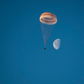 ソユーズTMA-14M宇宙船、地球に帰還（Image credit: NASA/Bill Ingalls）