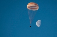 ソユーズTMA-14M宇宙船、地球に帰還（Image credit: NASA/Bill Ingalls）