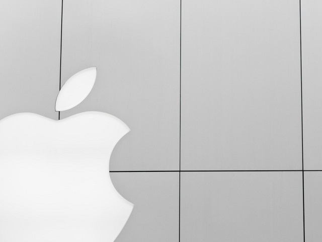 3月9日、ついに腕時計型端末「アップルウォッチ」が発表された。4月24日に、日米中など9カ国・地域で発売される。ステンレス製の通常モデルは549ドル(6万6800円)、スポーツ仕様は349ドル(4万2800円)、最上位機種は最高1万7000ドル(218万円)。