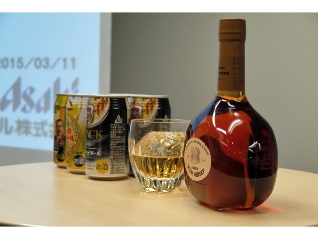 手前が3月24日から数量限定発売する「スーパーニッカ復刻版」(予想価格3500円)で、写真奥は4月7日から発売するハイボール缶3種「竹鶴プレミアムハイボール」「ブラックニッカ クリアハイボール」「ニッカハイボール」