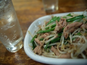 少子高齢化により、国内の酒類市場が低迷している。特に若年層のアルコール離れは、酒造メーカーに深刻な波紋を及ぼしている。しかしそんな中“RTD”と呼ばれる低アルコール飲料が唯一売上げを拡大しており、市場を活気づける起爆剤としての期待が高まっている。 少子高齢化により、国内の酒類市場が低迷している。特に若年層のアルコール離れは、酒造メーカーに深刻な波紋を及ぼしている。しかしそんな中“RTD”と呼ばれる低アルコール飲料が唯一売上げを拡大しており、市場を活気づける起爆剤としての期待が高まっている。