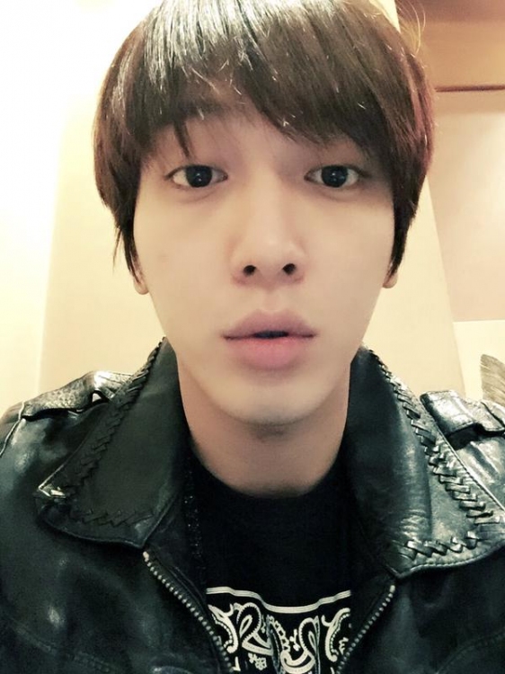 CNBLUEのチョン・ヨンファが、大阪で撮ったセルフショットを公開した。写真：ヨンファのツイッター