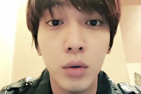 CNBLUEのチョン・ヨンファが、大阪で撮ったセルフショットを公開した。写真：ヨンファのツイッター