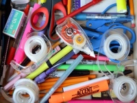 文房具が好きな大人はよく見かける。少しおしゃれなビジネスマンで遊び心がある男性に文房具好きは多い。近年そんな大人の文房具好きの心をつかむ商品が次々と開発されている。他人が持っていないユニークで機能的な商品が人気だ。