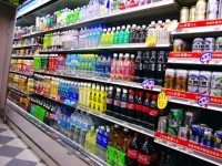 長引く不況の中、コンビニ各社の競争も激化している。今や日本全国、どこに行ってもコンビニを見かけない場所はない。出店候補地も少なくなり、新店舗進出も難しい状態だ。各社は、時代を先取りした新サービスの開発や、抜本的な経営戦略の見直しを迫られている。