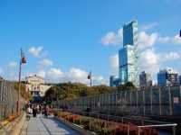 べのハルカスが開業1周年を迎えた。展望台への来館者数は258万人を記録し、初年度目標の180万人を大きく上回った反面、全体の来館者は当初計画の4740万人に1割ほど届かない4273万人止まりだった。