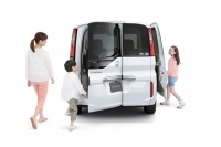 新型ホンダ・ステップ・ワゴンのリアゲートは上ヒンジで大きく開口するタイプだが、写真のようなサイドヒンジを開けて3rdシートにアクセスすることも出来るユニークな設計となっている。テールランプは縦に長い歴代ステップ・ワゴンのスタイル上のポイントだ