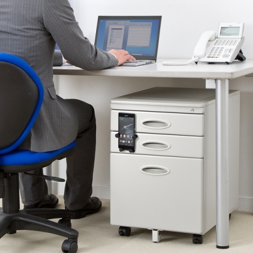 スマートフォンを冷蔵庫やキャビネットにピタッと貼り付けることができるマグネットホルダー『iPhone 6/6 Plus/スマホマグネットホルダー（冷蔵庫・キャビネット設置・汎用タイプ） 100-MR109シリーズ』