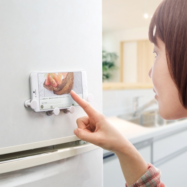 スマートフォンを冷蔵庫やキャビネットにピタッと貼り付けることができるマグネットホルダー『iPhone 6/6 Plus/スマホマグネットホルダー（冷蔵庫・キャビネット設置・汎用タイプ） 100-MR109シリーズ』