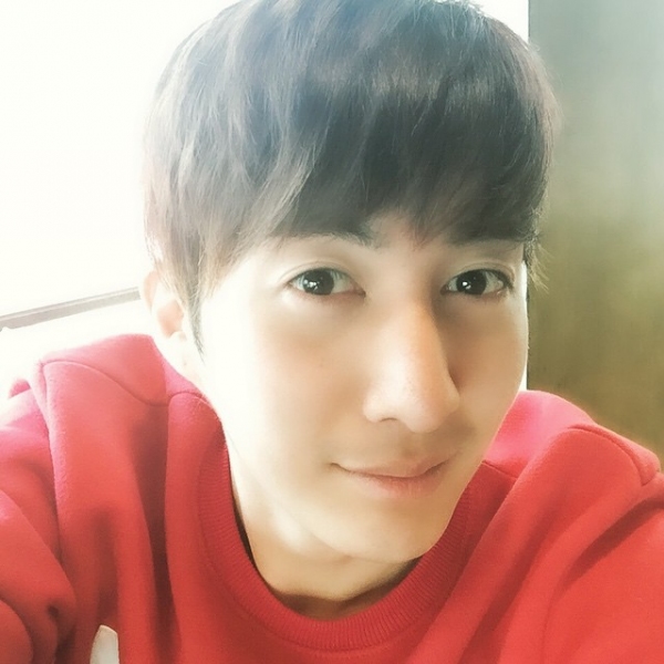 キム･ヒョンジュン(SS501のマンネ)が、春の到来を告げるセルフショットを公開した。