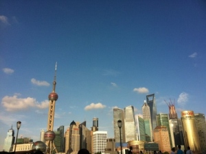 Amazonが、競争相手のアリババグループの消費者向けオンラインストア「Tmall(天猫)」に出店した。この出店により、Amazonはアリババに手数料を払うことになるが、それでも新たな顧客の獲得につながるとの判断がある。 Amazonが、競争相手のアリババグループの消費者向けオンラインストア「Tmall(天猫)」に出店した。この出店により、Amazonはアリババに手数料を払うことになるが、それでも新たな顧客の獲得につながるとの判断がある。