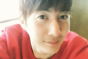 キム･ヒョンジュン(SS501のマンネ)が、春の到来を告げるセルフショットを公開した。