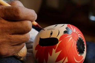 （左）角館武家屋敷周辺のしだれ（右）桜山形蔵王のこけし職人（凸版印刷の発表資料より）