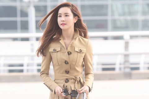 女優イ・ダヘが今月15日に中国に向けて出発した際の姿が、あたかも映画のワンシーンのような空港ファッションで注目を浴び、ネット上で話題を呼んでいる。