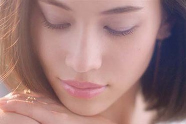 水原希子が資生堂「マキアージュ」のテレビCMに登場！春色に溶け込むオトナの唇がテーマ
