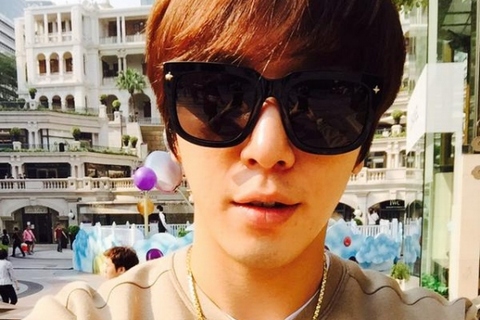 CNBLUEのチョン・ヨンファが、19日に香港で開催したソロコンサートを大盛況に終え、現地でオフを楽しむ姿を公開した。写真：ヨンファのツイッター