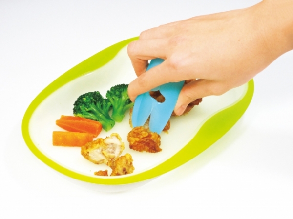 ゆでた肉や野菜など加熱調理した食材を簡単にカットできる『ベビーレーベルお肉も切れるフードカッター』