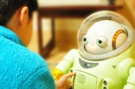 名古屋大学の吉川大弘准教授らによる研究グループは、発達障がいグレーゾーンと呼ばれる児童の教育を支援する被ケアロボット研究開発実験を開始した。