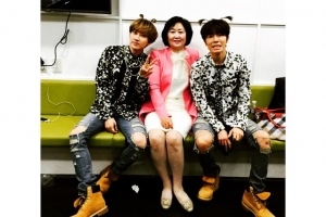 SUPER JUNIORのウニョクが、母親とドンヘと撮ったスリーショットを公開した。