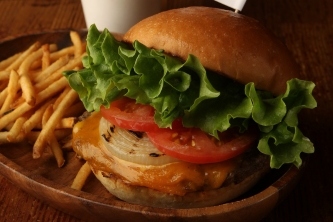 クア・アイナは、山下智久主演ドラマ「アルジャーノンに花束を」とのコラボ商品「LucasチーズバーガーSET」を10日から発売（フォーシーズ・フーズ・エクスプレス発表資料より）