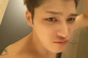 JYJのジェジュンが、31日の入隊を前に髪を短くカットし、ファンにその姿を公開した。写真：ジェジュンのツイッター