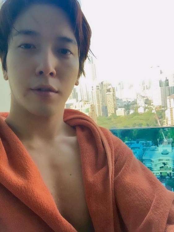 CNBLUEチョン・ヨンファが、タイにてホテルライフを楽しむ様子を公開した。写真：ヨンファのツイッター