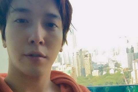 CNBLUEチョン・ヨンファが、タイにてホテルライフを楽しむ様子を公開した。写真：ヨンファのツイッター