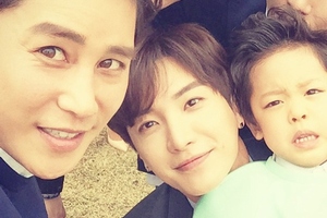 SUPER JUNIORのイトゥクが、俳優チョン・テウと彼の息子ハジュンちゃんとの微笑ましいショットを公開した。