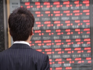 疾風怒濤の「権利確定イベント」の翌週は、「年度変わり」のスキを衝かれ、週間値幅679円の激動ぶり。それでも前週下落分の半値戻しを達成。