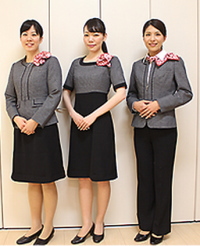 システムキッチンのトップメーカー、クリナップ＜７９５５＞（東１）は、全国１０１カ所のショールームへ来場する顧客と面談するショールームアドバイザーの制服を２０１５年４月２日からリニューアルした。