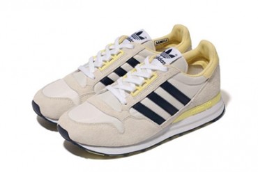 アディダス オリジナルスとアナザーエディションによるクラシカルな新作シューズ「ZX 500」