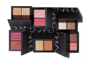 NARSの新作ブラッシュ、ウェットとドライで異なる質感と発色を楽しむ