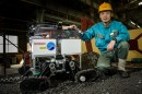 トピー工業の大泉智雄氏と実験用ROV (写真提供:日産自動車) トピー工業の大泉智雄氏と実験用ROV (写真提供:日産自動車)