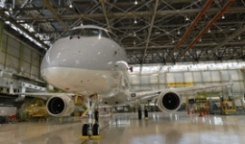 三菱重工業と三菱航空機は、次世代リージョナルジェット機MRJ(Mitsubishi Regional Jet)の初飛行時期を9~10月に見直した。 三菱重工業と三菱航空機は、次世代リージョナルジェット機MRJ(Mitsubishi Regional Jet)の初飛行時期を9~10月に見直した。