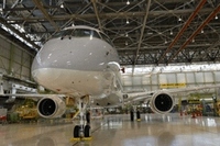 三菱重工業と三菱航空機は、次世代リージョナルジェット機MRJ（Mitsubishi Regional Jet）の初飛行時期を9～10月に見直した。