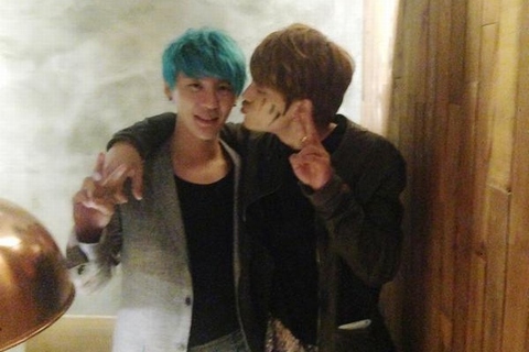 JYJのジュンスが、入隊の2日前にジェジュンと共に撮ったツーショット写真を公開した。写真：ジュンスのツイッター