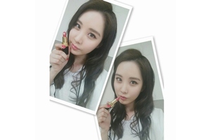 少女時代のソヒョンが、春にぴったりのリップカラーでますますキュートになったセルフショットを公開した。