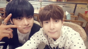 SUPER JUNINORのリョウクが、自身のツイッターにてVIXXのリーダー エン(N)との微笑ましいツーショットを公開した。写真:リョウクのツイッター SUPER JUNINORのリョウクが、自身のツイッターにてVIXXのリーダー エン(N)との微笑ましいツーショットを公開した。写真:リョウクのツイッター