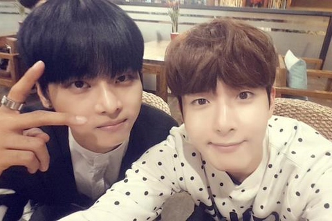 SUPER JUNINORのリョウクが、自身のツイッターにてVIXXのリーダー エン(N)との微笑ましいツーショットを公開した。写真：リョウクのツイッター