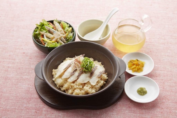 長崎産真鯛　焼き鯛めしの出汁茶漬け膳 甑島産きびなごサラダ・漬物つき（すかいらーく発表資料より）
