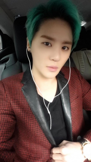 JYJのジュンスが、大人の魅力漂うアンニュイなセルフショットを公開した。写真:ジュンスのツイッター JYJのジュンスが、大人の魅力漂うアンニュイなセルフショットを公開した。写真:ジュンスのツイッター