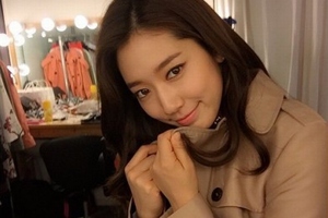 女優パク･シネが、華やかさと優雅さ漂うショットを公開し、視線を集めている。写真：パク・シネのインスタグラム