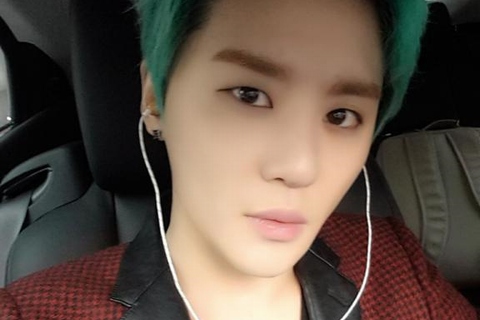 JYJのジュンスが、大人の魅力漂うアンニュイなセルフショットを公開した。写真：ジュンスのツイッター