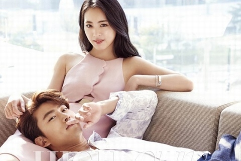 2PMのオク・テギョンと女優のイ・ヨニがこのたびカップルとしてグラビアを飾った。写真：HIGH CUT
