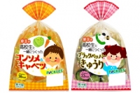 ピックルスコーポレーション＜２９２５＞（ＪＱＳ）は、埼玉県の高校生とのコラボ製品、高校生と一緒につくったおつけもの「ブラックペッパーきゅうり」「コンソメきゃべつ」を４月２２日から順次発売する。