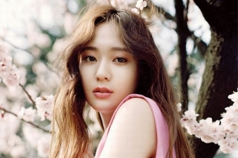 女性アイドルグループf(x)のクリスタルがファッション雑誌『VOGUE GIRL』に掲載されるグラビア撮影に臨んだ。写真提供：VOGUE Girl