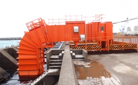 山形県酒田港に設置した波力発電システム(新エネルギー・産業技術総合開発機構の発表資料より) 山形県酒田港に設置した波力発電システム(新エネルギー・産業技術総合開発機構の発表資料より)