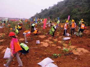 植樹活動を積極的に行う日本企業が増えている。レアアースや硫鉄鉱などの採石跡地の森林破壊が深刻な中国広州市では、山田養蜂場が日系企業としては初めて植樹活動に乗り出した 植樹活動を積極的に行う日本企業が増えている。レアアースや硫鉄鉱などの採石跡地の森林破壊が深刻な中国広州市では、山田養蜂場が日系企業としては初めて植樹活動に乗り出した